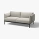 Nowoczesna szara sofa z gładkimi nogami, miękkimi poduszkami i neutralnym materiałem idealnym do każdego miejsca do życia.