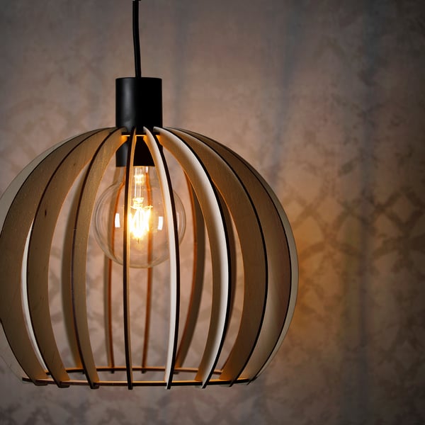 Nowoczesna lampa wisząca z listwami, wzorem jasnego drewna i odsłoniętą żarówką. Zwisa z czarnego sznurka.