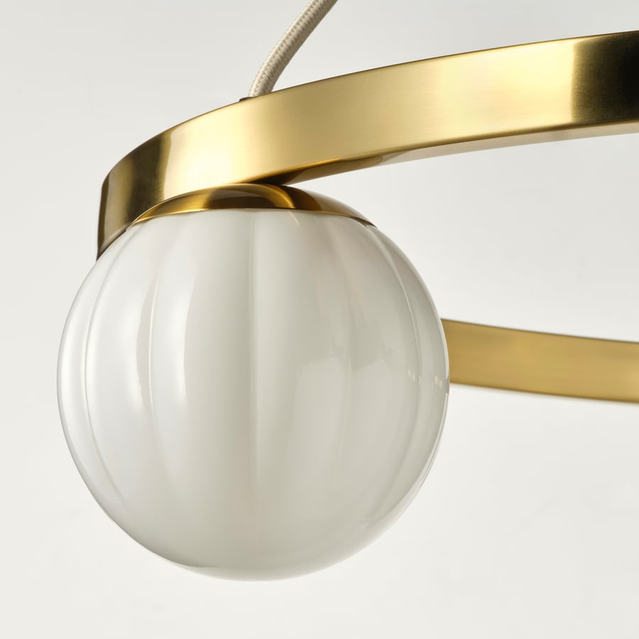 AKTERSPRING iekaramā griestu lampa, pienbaltā krāsā stikls/ar misiņa pārklājumu, 73 cm
