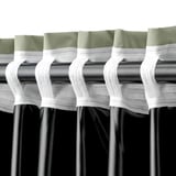 Zasłony zaciemniające z białą taśmą nagłówkową ułatwiającą zawieszanie, pokazującą detale kieszeni na pręt.