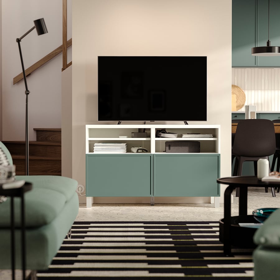 BESTÅ TV galdiņš ar durvīm, baltā krāsā/Krukmakare tumši pelēka-zaļa, 120x42x74 cm