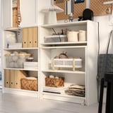 Dobrze zorganizowany regał BILLY ze składanym stolikiem, otwartym i zamkniętym schowkiem. Półki schludnie pomieszczą kosze, książki i przybory rzemieślnicze.