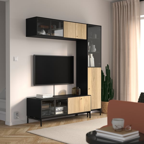 Szafka pod telewizor BOASTAD, czarno-drewniana. Elegancki, nowoczesny design ze szklanymi drzwiami i wysoką szafką.