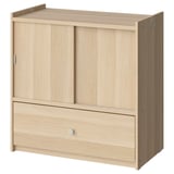 BRUKSVARA: nowoczesna jasnobrązowa szafka, drewniana, prostokątna, przesuwne drzwi i szuflada, prosty design.