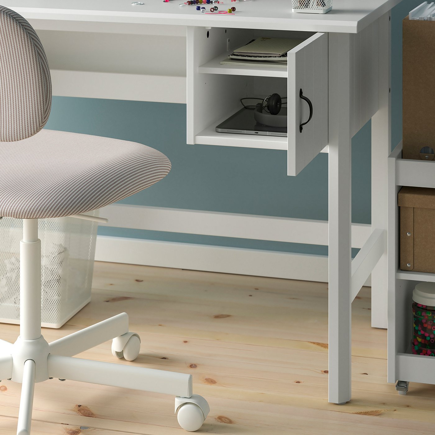 Письмовий стіл IKEA BRYTNING, білий, 135 × 53 × 75 см — фото 8