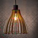 Nowoczesna lampa wisząca o drewnianym, niekompletnym projekcie klosza, emitująca ciepły blask.