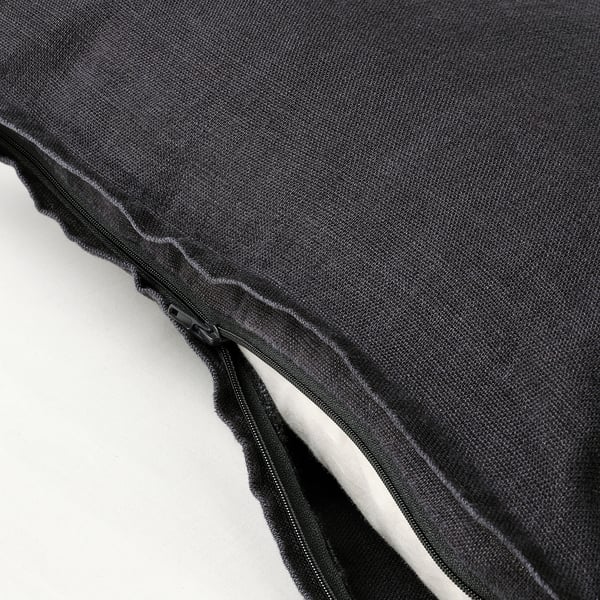 poszewka na poduszkę z zapięciem na zamek błyskawiczny w rogu, wykonana z miękkiego pranego lnu dla swobodnego wyglądu.