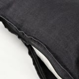 poszewka na poduszkę z zapięciem na zamek błyskawiczny w rogu, wykonana z miękkiego pranego lnu dla swobodnego wyglądu.