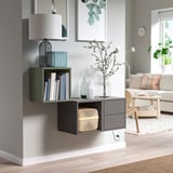 Nowoczesny schowek naścienny: EKET. Zielonkawo-szare przegródki, książki, wazony. Mały, elegancki, zorganizowany.