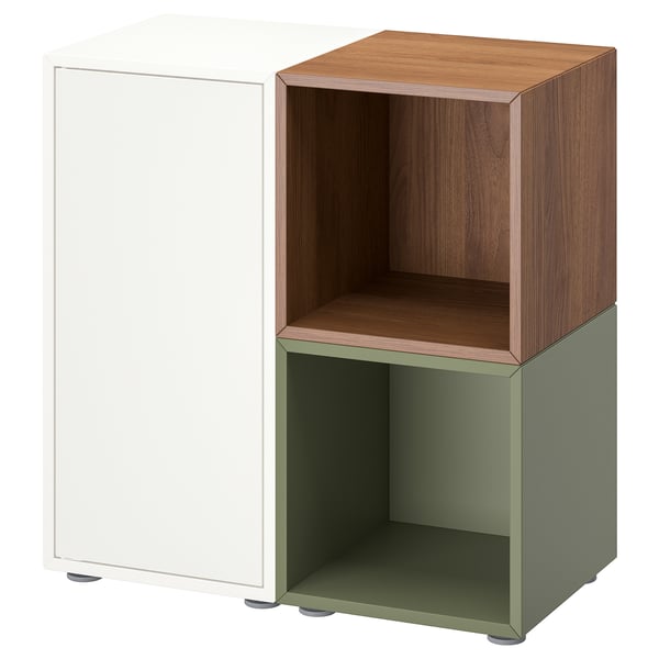 Schowek EKET w kolorze białym, drewnianym i jasnozielonym. Ten modułowy element otwiera i zamyka schowki z regulowanymi półkami.