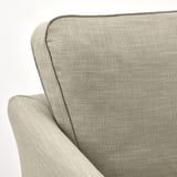 Zbliżenie na sofy EKHOLMA z pluszu, teksturowanej tkaniny i mocnych szwów, podkreślających ich jakość i wygodę.