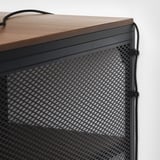 Biurko z systemem zarządzania: drewniany blat, tył z metalowej siatki, samoprzylepne klipsy do organizacji przewodów.