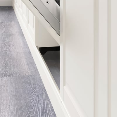 Zdjęcie przedstawia cokół kuchenny zainstalowany pod szafkami, zakrywający szczelinę podłogową, poprawiający design.