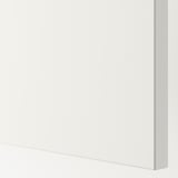 Czysty, minimalistyczny biały front szuflady. Gładkie wykończenie, gotowe do łatwego montażu.