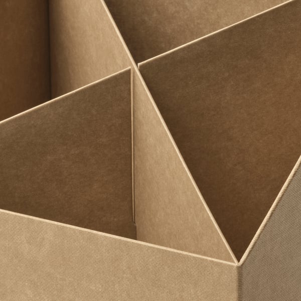 Kartonowy organizer na biurko z czterema sekcjami, z recyklingu.