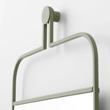 Eleganckie lustro ścienne w kolorze szałwiowej zieleni z szyną do zawieszania akcesoriów. Nowoczesny design, solidna konstrukcja. Doskonale sprawdzi się w sypialniach czy przedpokojach.