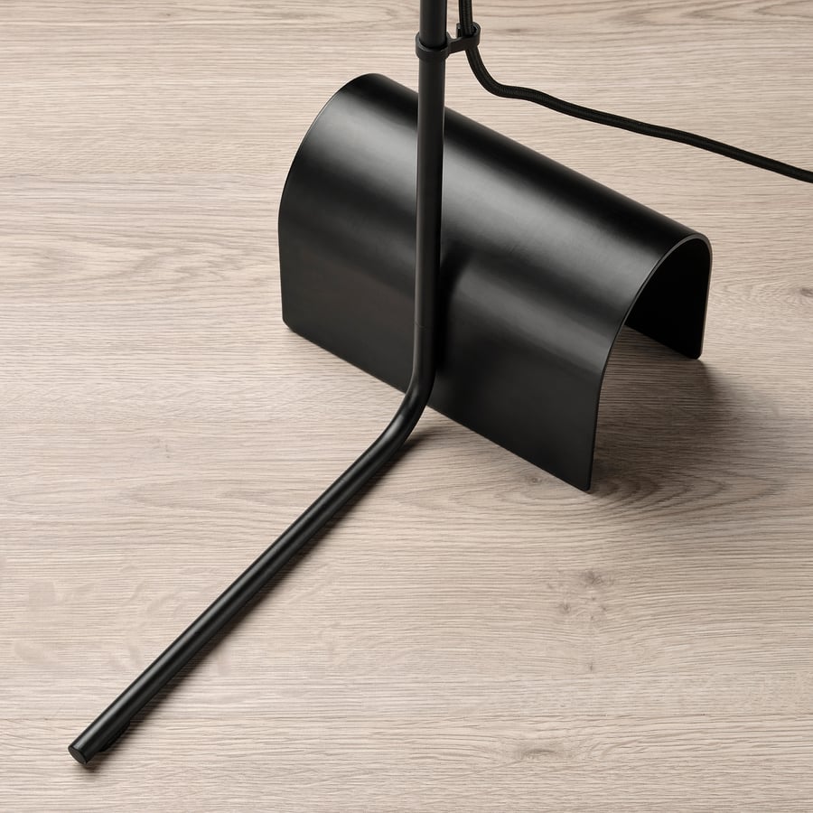 HÅRSLINGA / MOLNART stāvlampa ar spuldzi, melnā krāsā/virtuļa formas pienbaltā krāsā