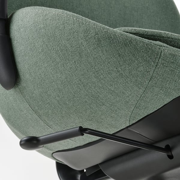 Zielone ergonomiczne krzesło: regulowane podłokietniki.