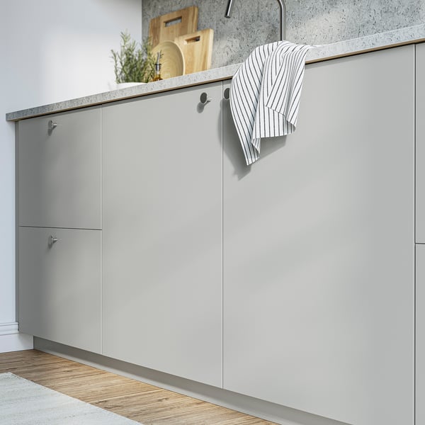 Nowoczesna kuchnia z szarymi szafkami HAVSTORP, haczykami, ręcznikiem w paski, drewnianymi dodatkami. Elegancki, minimalistyczny design.