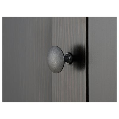 Ciemne drewniane drzwi z dużymi, okrągłymi, teksturowanymi klamkami, prezentujące wysoką jakość wykonania i gładkie wykończenie.