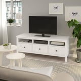 HEMNES biała szafka pod telewizor, drewno, szuflady i półki.