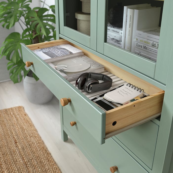 HEMNES Шафа-вітрина з 3 шухлядами, сіро-зелений/світло-коричнева морилка, 90x197 см, фото 6