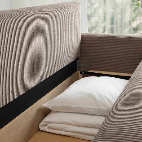 Nowoczesna sofa z regulowanym szezlongiem, z designem edycji JÄRINGSHOLM z teksturowaną tkaniną i schowkami pod spodem, idealna do małych przestrzeni.