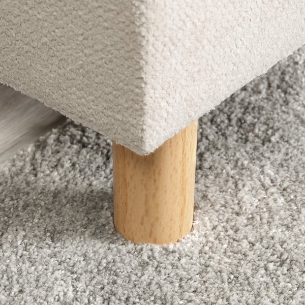 Jasna sofa z drewnianymi nogami, świetna jakość i design.
