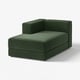 Nowoczesna, ciemnozielona sofa w kształcie litery L o czystych liniach i minimalistycznym designie. Ma grube poduszki i podmuch do przechowywania.