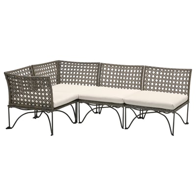 Sofa ogrodowa JUTHOLMEN, białe poduszki, wygląd plecionego rattanu, nowoczesny design.