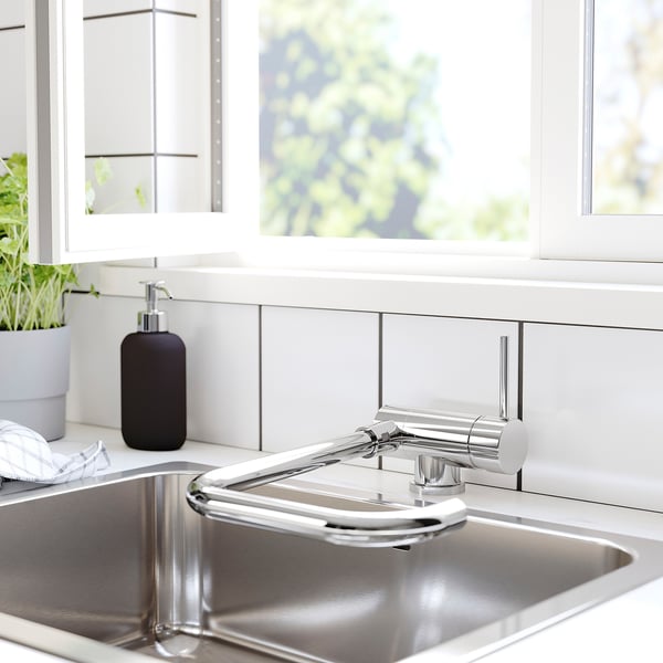 Nowoczesny zlewozmywak z chromowaną baterią JUTTERN i czarnym dozownikiem. Czysty, minimalistyczny styl z białymi szafkami.