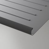 Nowoczesna, metaliczna szara półka o skośnym designie i fazowanej krawędzi, doskonale wyeksponowana na czystej ścianie.