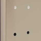 Cztery okrągłe otwory w beżowej powierzchni, dwa pokryte białymi zaślepkami i dwa czarnymi zaślepkami, prezentujące zaślepki otworów meblowych.