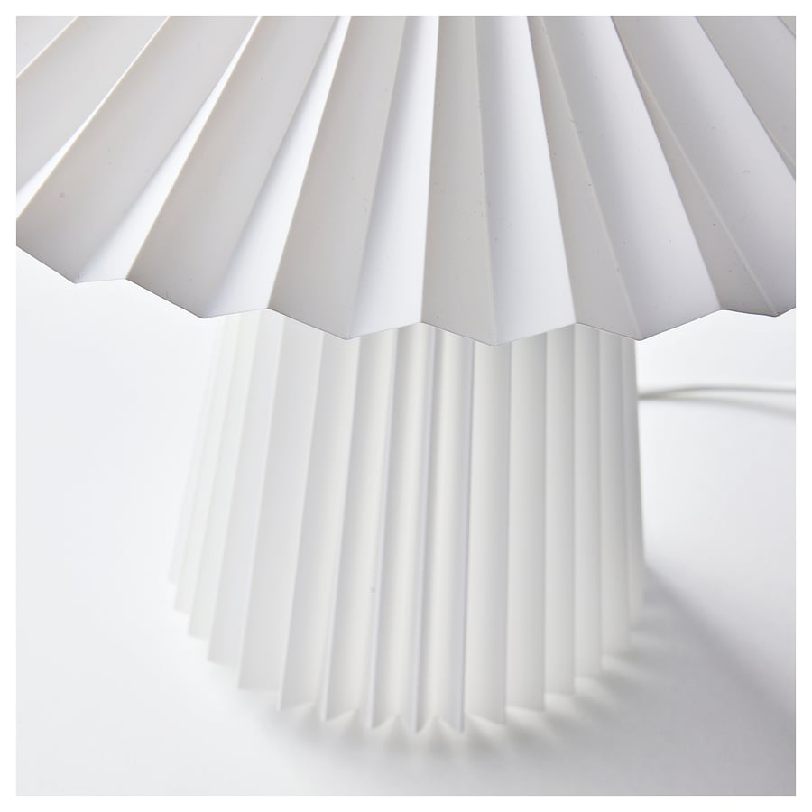 KUDDLAVA laualamp, plisseeritud valge, 28 cm KUDDLAVA laualamp, plisseeritud valge, 28 cm