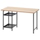 Biurko IKEA LAGKAPTEN z jasnym blatem oraz czarnymi metalowymi nogami i półkami. Ma elegancki, nowoczesny design z dwiema siatkowymi półkami do przechowywania.