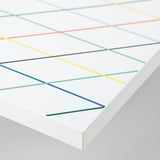 Nowoczesny biały blat z kolorowymi krzyżującymi się wzorami. Minimalistyczny design, idealny do nowoczesnych przestrzeni.