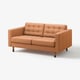 Brązowa skórzana sofa. Zgięte oparcie i siedzenie. Drewniane nogi. Nowoczesny, inspirowany środkiem XX wieku design.