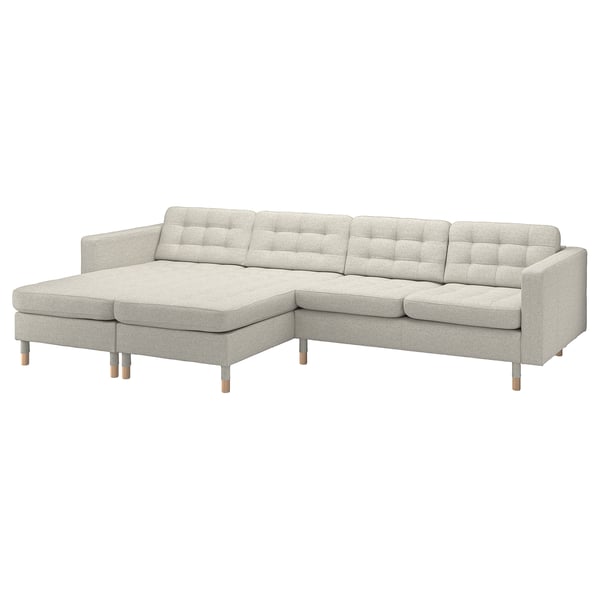 Jasnoszara sofa landskriona w kształcie litery L. Nowoczesny design z pikowanym oparciem, nogami z litego drewna i wygodnymi poduszkami.