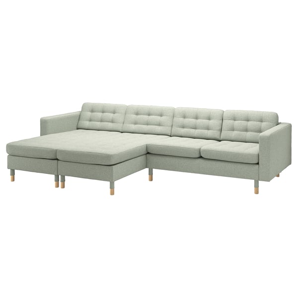 Nowoczesna jasnoszara sofa w kształcie litery L o nazwie LANDSKRONA, o eleganckim designie z pikowanymi poduszkami i drewnianymi nogami.