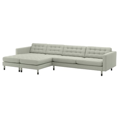 Szara, nowoczesna sofa z tkaniny w kształcie litery L ze zdejmowanymi podłokietnikami i nogami z litego drewna.
