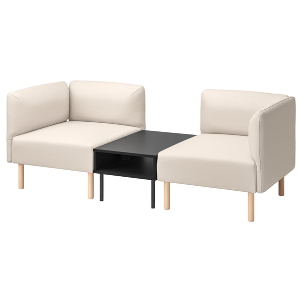 Sofa modułowa LILLEHEM. Dwie jasnobeżowe wyściełane sekcje, jedna w kształcie litery L, druga bez podłokietników, połączone małym czarnym stolikiem z drewnianymi nogami.
