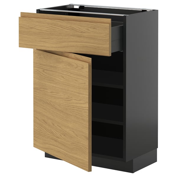 Nowoczesna szafka kuchenna z szufladami z jasnego drewna i ciemną podstawą, oferująca minimalistyczny i ciepły design.