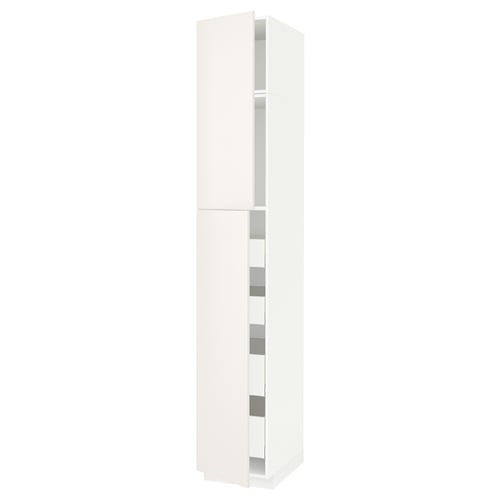 Biała, wysoka szafka kuchenna z systemu METOD, z gładkimi drzwiczkami i wieloma półkami w środku.