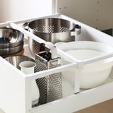 Organizer do szuflad kuchennych pomieści garnki, miski i tarki.