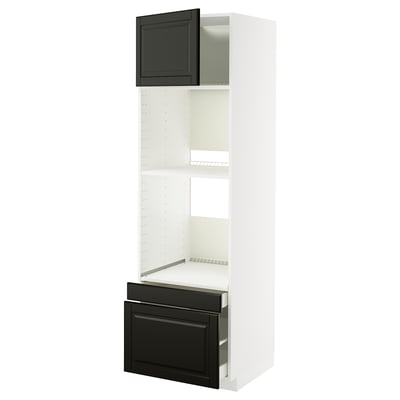 Biała wysoka szafka kuchenna z czarną szufladą i drzwiami, regulowanymi półkami, eleganckim, nowoczesnym designem.
