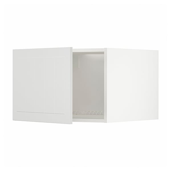 Biała szafka kuchenna METOD z lekko uchylonymi drzwiczkami, odsłaniającymi wnętrze. Ma nowoczesny, minimalistyczny design o czystych liniach.