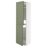 Wysoka, zielono-biała szafka kuchenna. Posiada dwoje drzwi i regulowane półki, zaprojektowane przez METOD w nowoczesnym stylu.