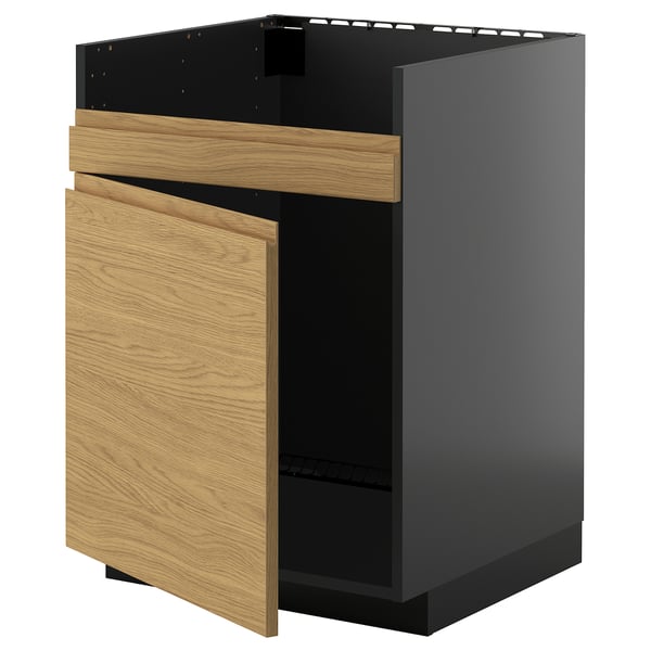 Nowoczesna szafka kuchenna o nazwie METOD w kolorze czarnym z drzwiami z drewna dębowego. Ma elegancki, minimalistyczny design ze zintegrowanymi uchwytami zapewniającymi czysty wygląd.