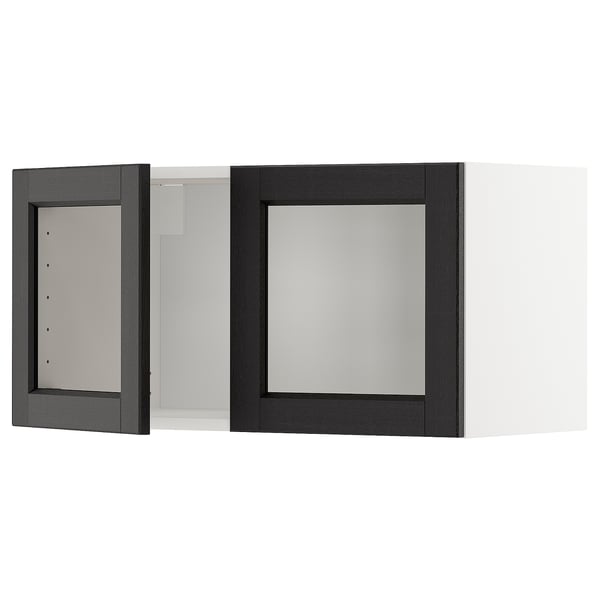 Szafka kuchenna Ikea METOD z drzwiami z czarnego witrażu. Kwadratowy kształt, skośne krawędzie i tradycyjny styl.