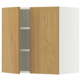 Drewniana szafka z otwartymi drzwiczkami i regulowanymi półkami w minimalistycznym designie.